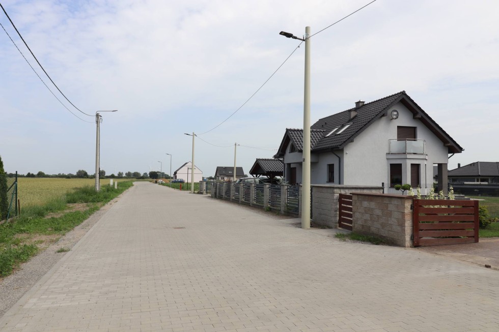 Nowy Staw. Powstała droga prowadząca do osiedla domów jednorodzinnych.