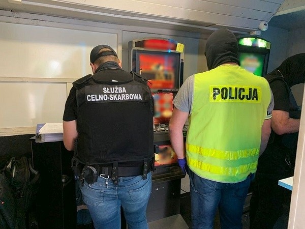 Kontrola salonów gier w Malborku. Nielegalne automaty i gotówka. Wspólna akcja pomorskiej KAS i Policji