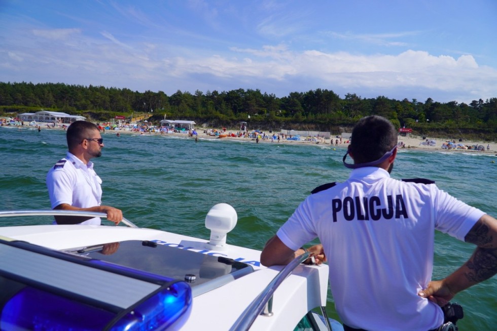 Nowy Dwór Gdański. Bezpieczny wypoczynek nad wodą – policjanci apelują o ostrożność i rozwagę.