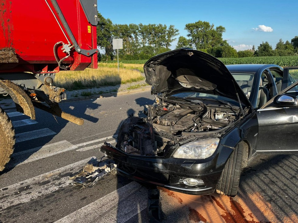 Rakowe Pole. Jedna osoba w szpitalu po zderzeniu osobówki z ciągnikiem rolniczym.