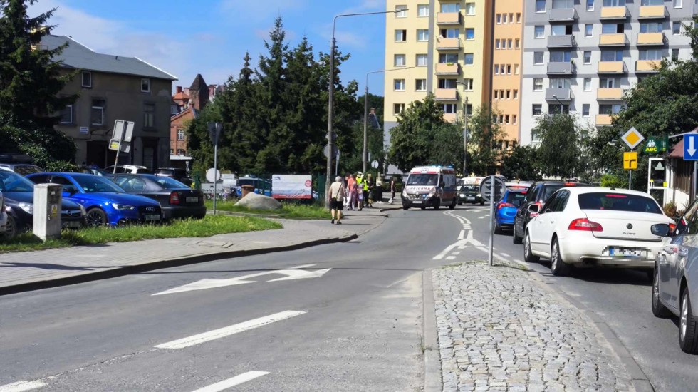 Malbork. Piesza wtargnęła pod przejeżdżający pojazd – z obrażeniami trafiła do szpitala.