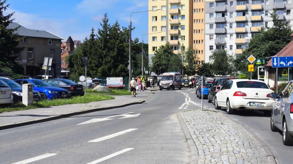 Malbork. Piesza wtargnęła pod przejeżdżający pojazd – z obrażeniami trafiła do szpitala.