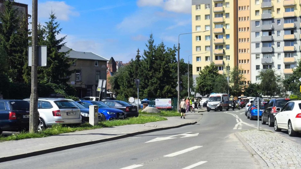 Malbork. Piesza wtargnęła pod przejeżdżający pojazd – z obrażeniami trafiła do szpitala.