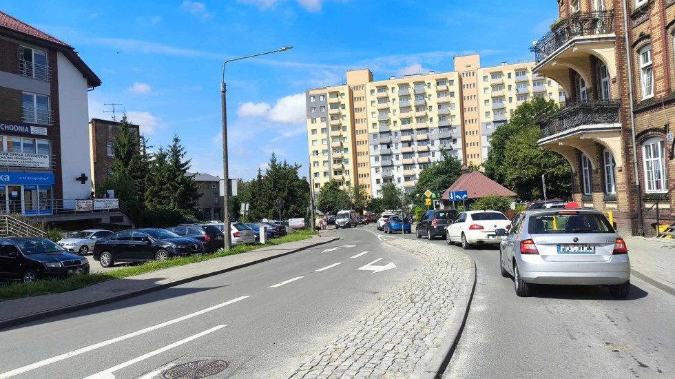 Malbork. Piesza wtargnęła pod przejeżdżający pojazd – z obrażeniami trafiła do szpitala.