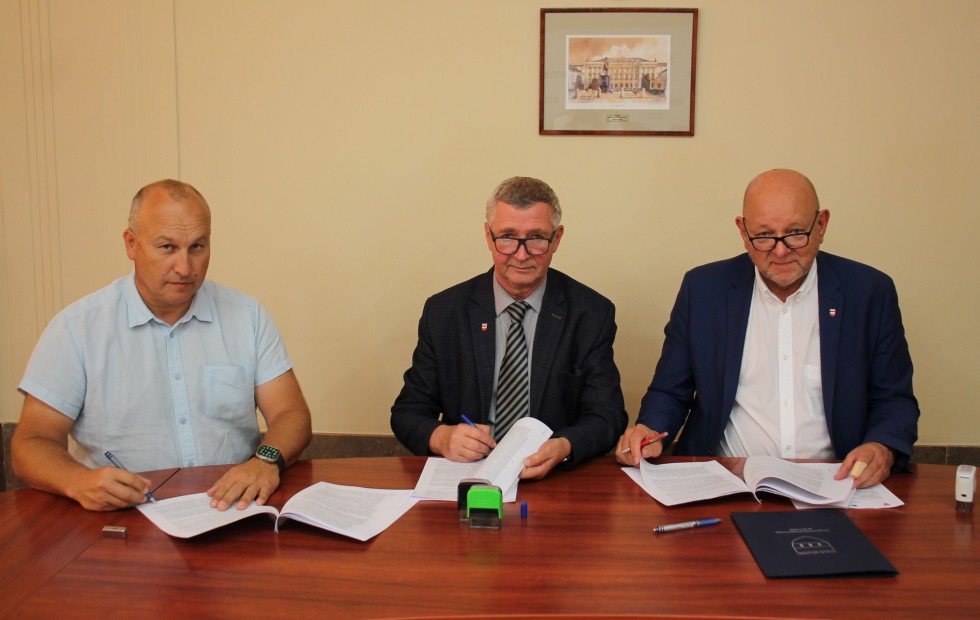 Powiat sztumski. Wkrótce remont drogi w Lubochowie – podpisano umowę.