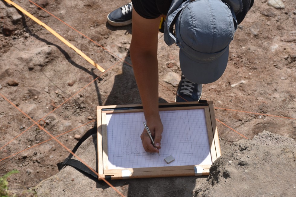 Malbork. Pod zamkiem prowadzone są prace archeologiczne – to kontynuacja zeszłorocznych badań.
