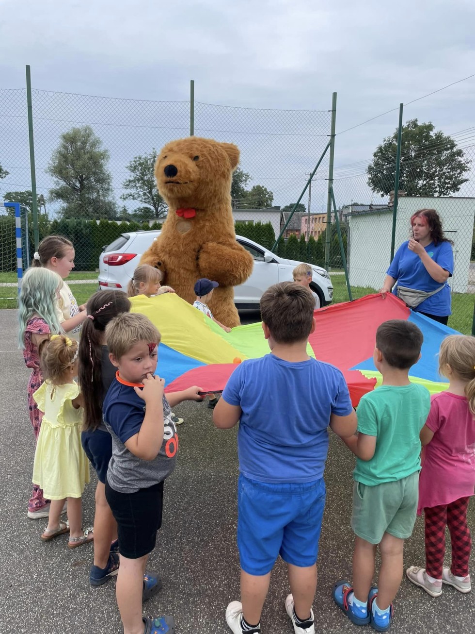 Gmina Miłoradz. Wakacje pełne atrakcji – za nami pikniki z kreatywną edukacją i zabawy sportowe.