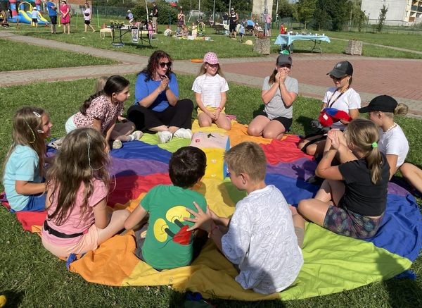 Gmina Miłoradz. Wakacje pełne atrakcji – za nami pikniki z kreatywną edukacją i zabawy sportowe.
