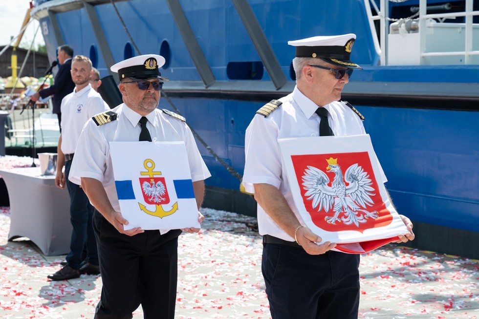 Ceremonia chrztu i podniesienia bandery na specjalistycznym statku pogłębiarce URSA - zobacz wideo