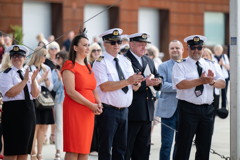 Ceremonia chrztu i podniesienia bandery na specjalistycznym statku pogłębiarce URSA - zobacz wideo