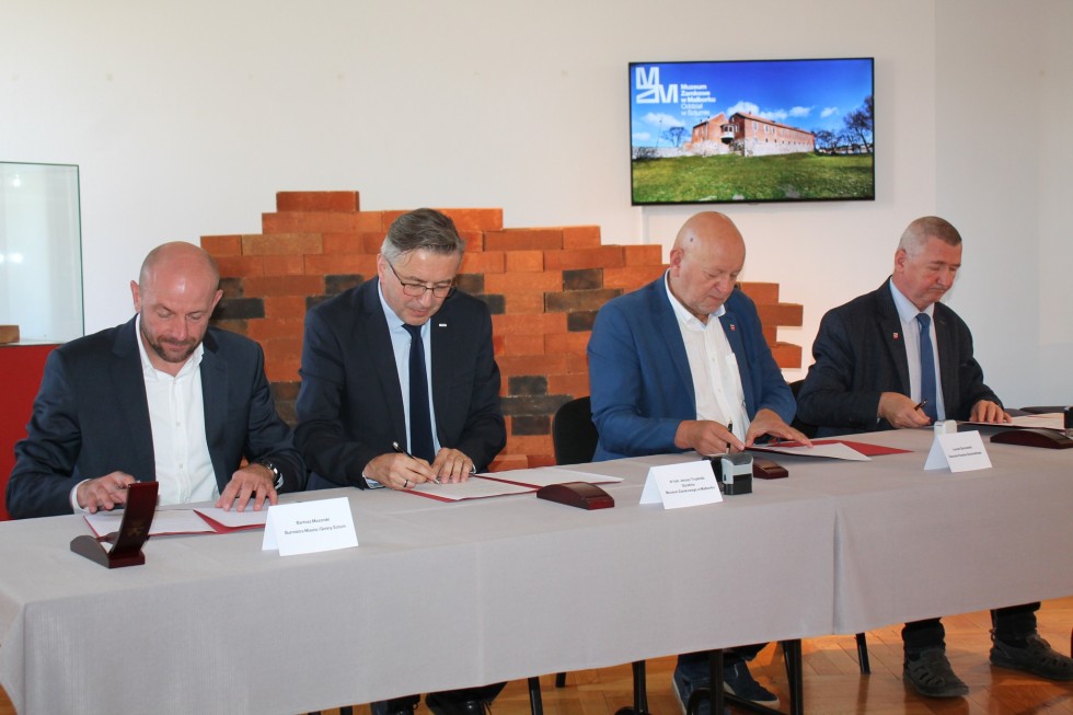 Powiat sztumski. Zamek za 1 zł dla uczniów szkół ponadpodstawowych – podpisano stosowną umowę.