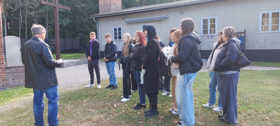 Malbork. Uczniowie Technikum nr 3 z wizytą w Miejscu Pamięci.