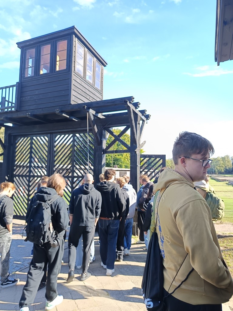 Malbork. Uczniowie Technikum nr 3 z wizytą w Miejscu Pamięci.