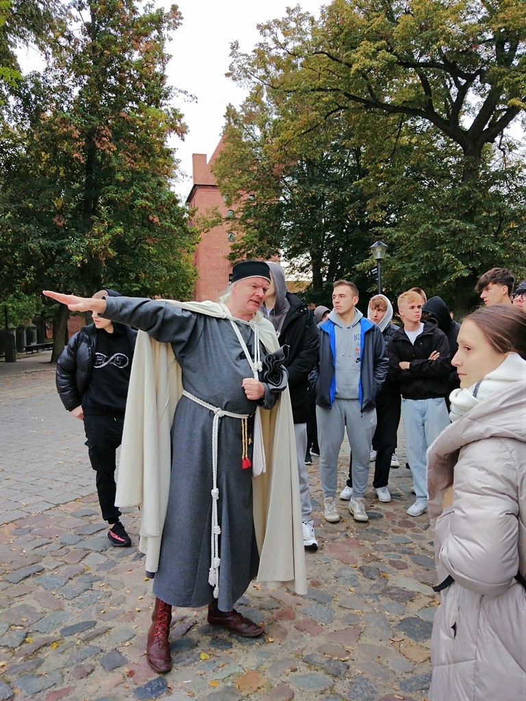 Malbork. Uczniowie Technikum nr 3 na lekcji historii w Muzeum Zamkowym.