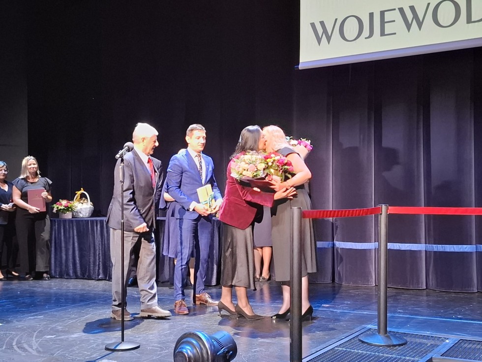 Nowy Dwór Gdański.  Dorota Betkier i Aleksandra Chojnacka – Huzar z nagrodą Marszałka Województwa Pomorskiego.