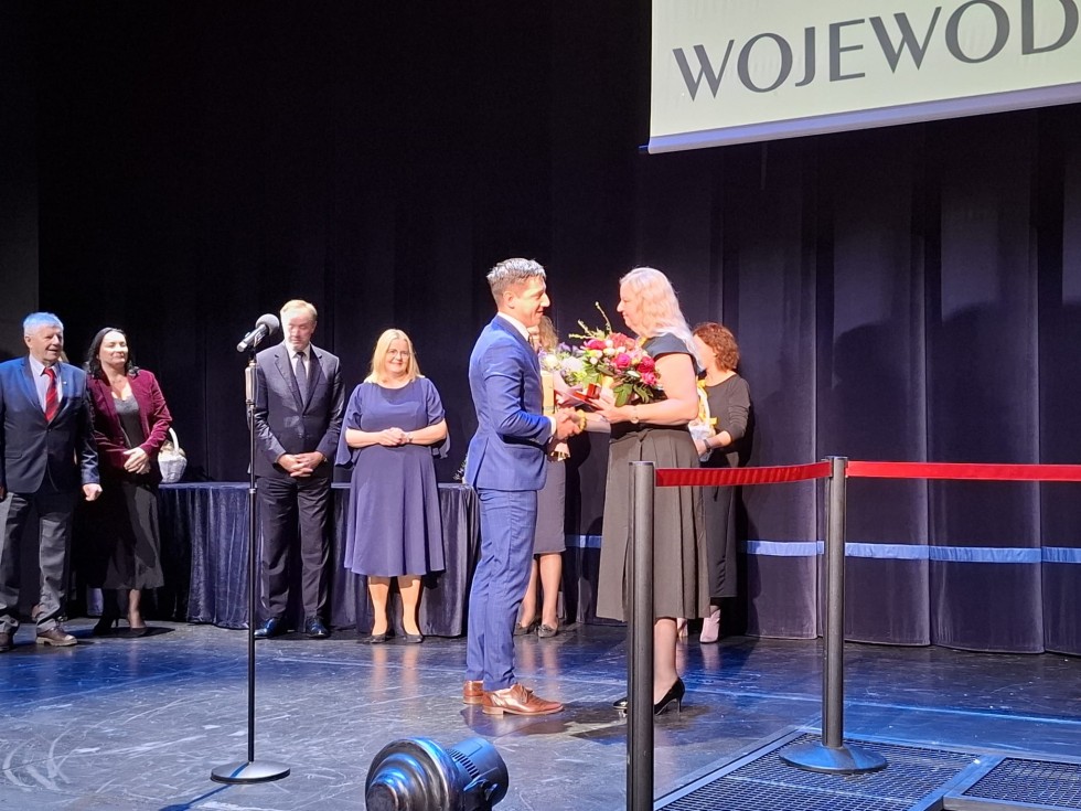 Nowy Dwór Gdański.  Dorota Betkier i Aleksandra Chojnacka – Huzar z nagrodą Marszałka Województwa Pomorskiego.