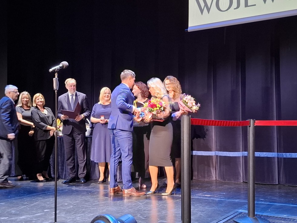 Nowy Dwór Gdański.  Dorota Betkier i Aleksandra Chojnacka – Huzar z nagrodą Marszałka Województwa Pomorskiego.