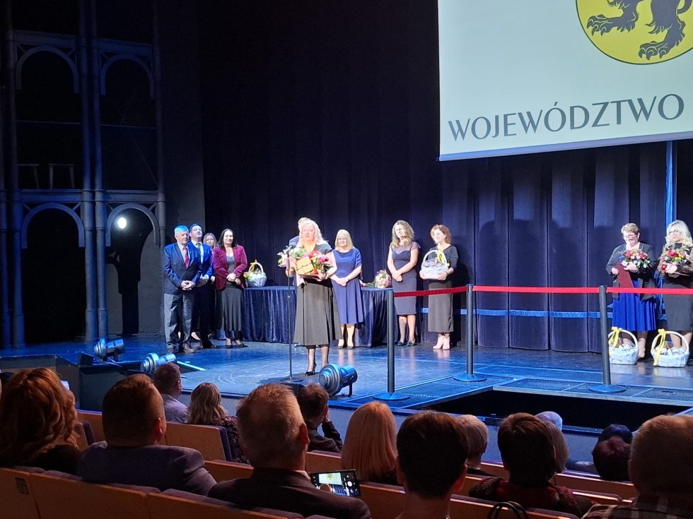 Nowy Dwór Gdański.  Dorota Betkier i Aleksandra Chojnacka – Huzar z nagrodą Marszałka Województwa Pomorskiego.