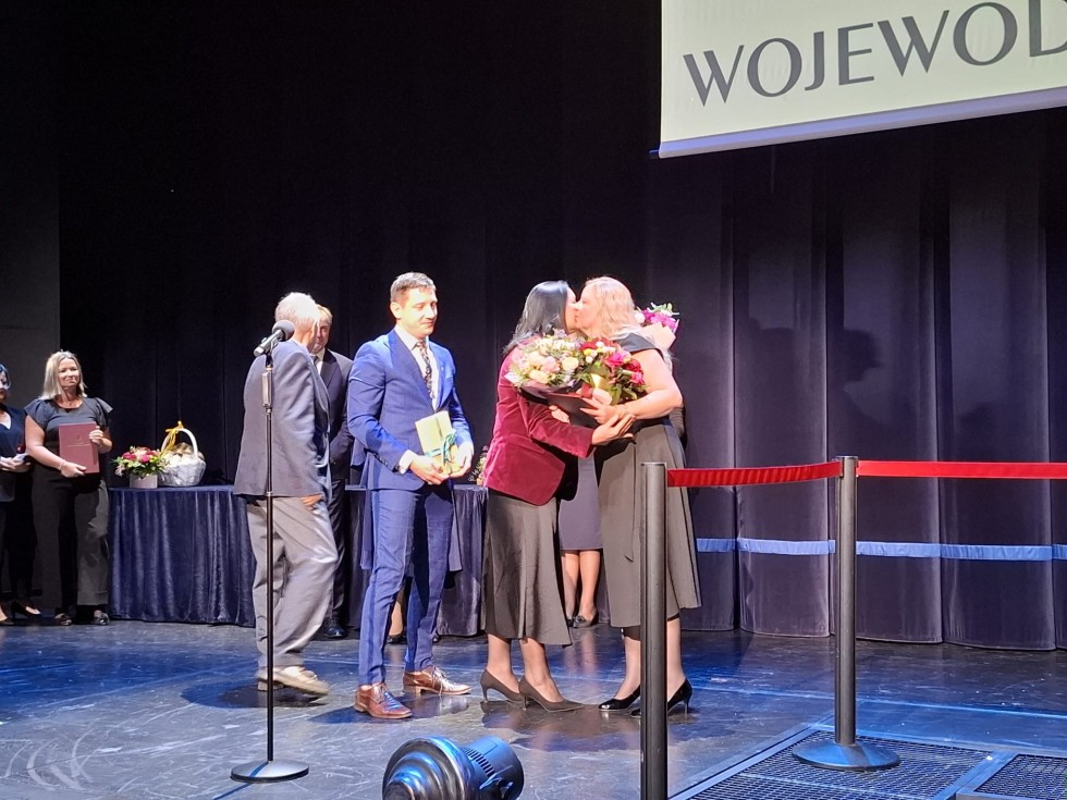 Nowy Dwór Gdański.  Dorota Betkier i Aleksandra Chojnacka – Huzar z nagrodą Marszałka Województwa Pomorskiego.
