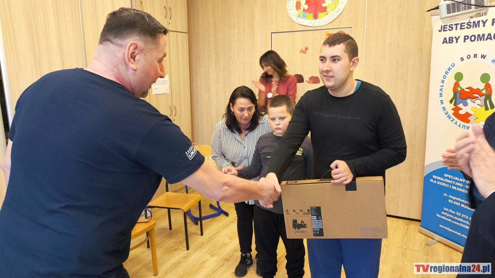 Fundacja Lokalni przekazała dwa laptopy wychowankom Specjalnego Ośrodka Rewalidacyjno-Wychowawczego dla Dzieci i Młodzieży z Autyzmem w Malborku