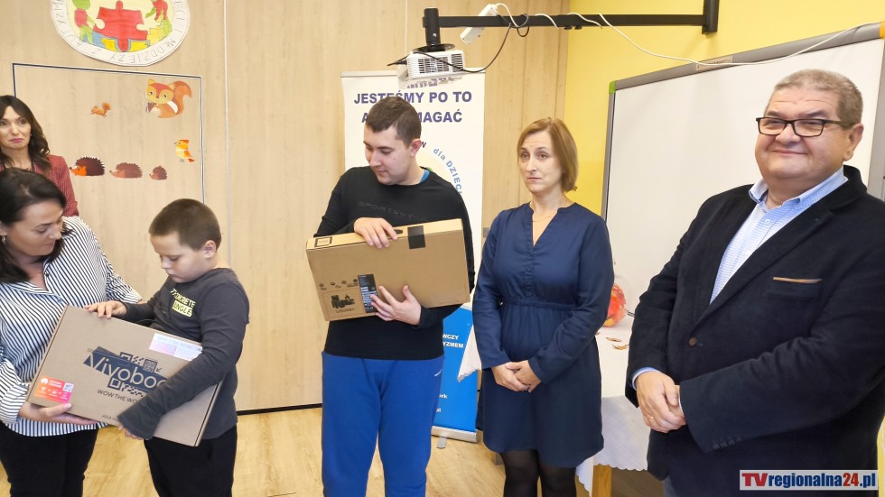 Fundacja Lokalni przekazała dwa laptopy wychowankom Specjalnego Ośrodka Rewalidacyjno-Wychowawczego dla Dzieci i Młodzieży z Autyzmem w Malborku