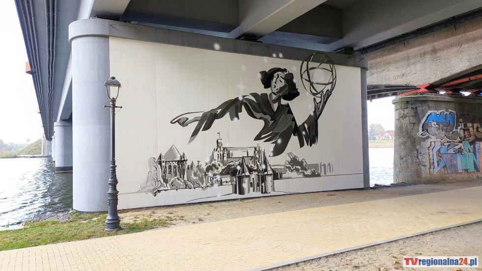 Mural z Mikołajem Kopernikiem w Malborku już gotowy.