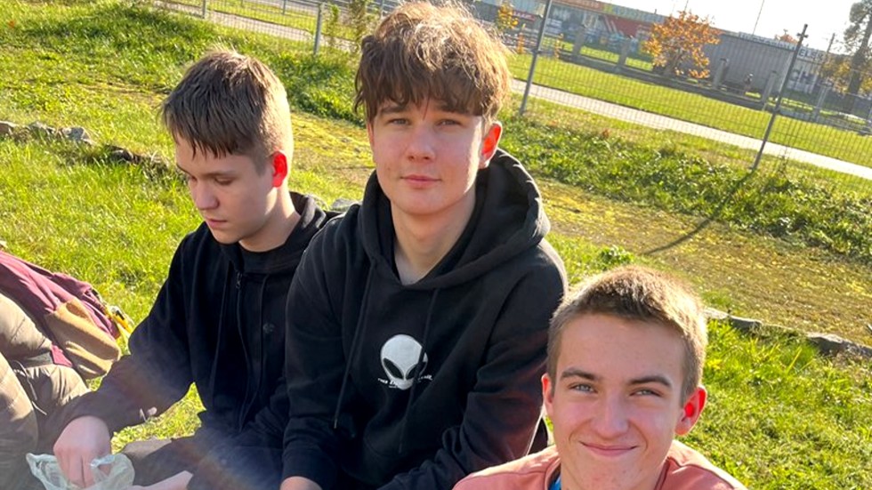 Malbork. Pamięci najmłodszych ofiar Holokaustu - uczniowie Technikum nr 3 posadzili cebulki krokusów.