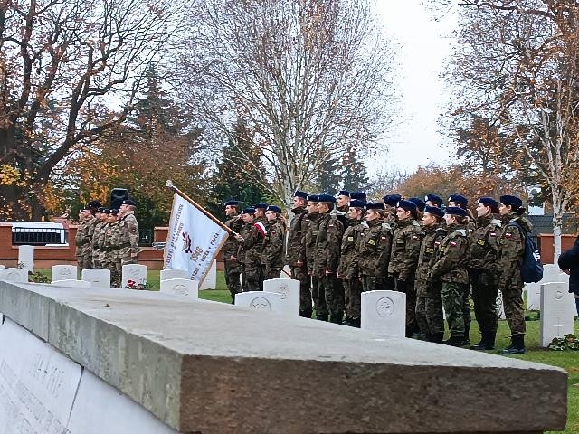 Malbork. Uczniowie ZST uczcili pamięć poległych żołnierzy Wspólnoty Brytyjskiej.