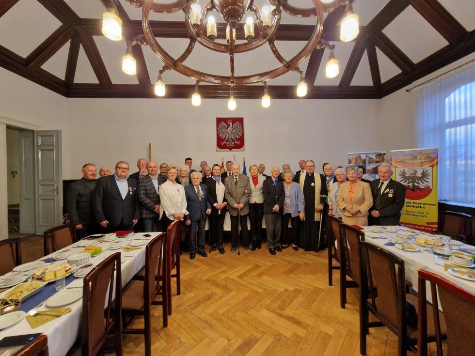 Malbork. Spotkanie Związku Kombatantów Rzeczypospolitej Polskiej i Byłych Więźniów Politycznych – wręczono medale i odznaczenia.