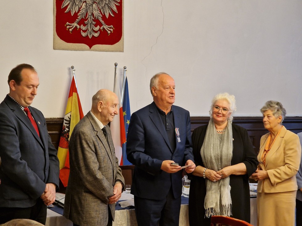 Malbork. Spotkanie Związku Kombatantów Rzeczypospolitej Polskiej i Byłych Więźniów Politycznych – wręczono medale i odznaczenia.