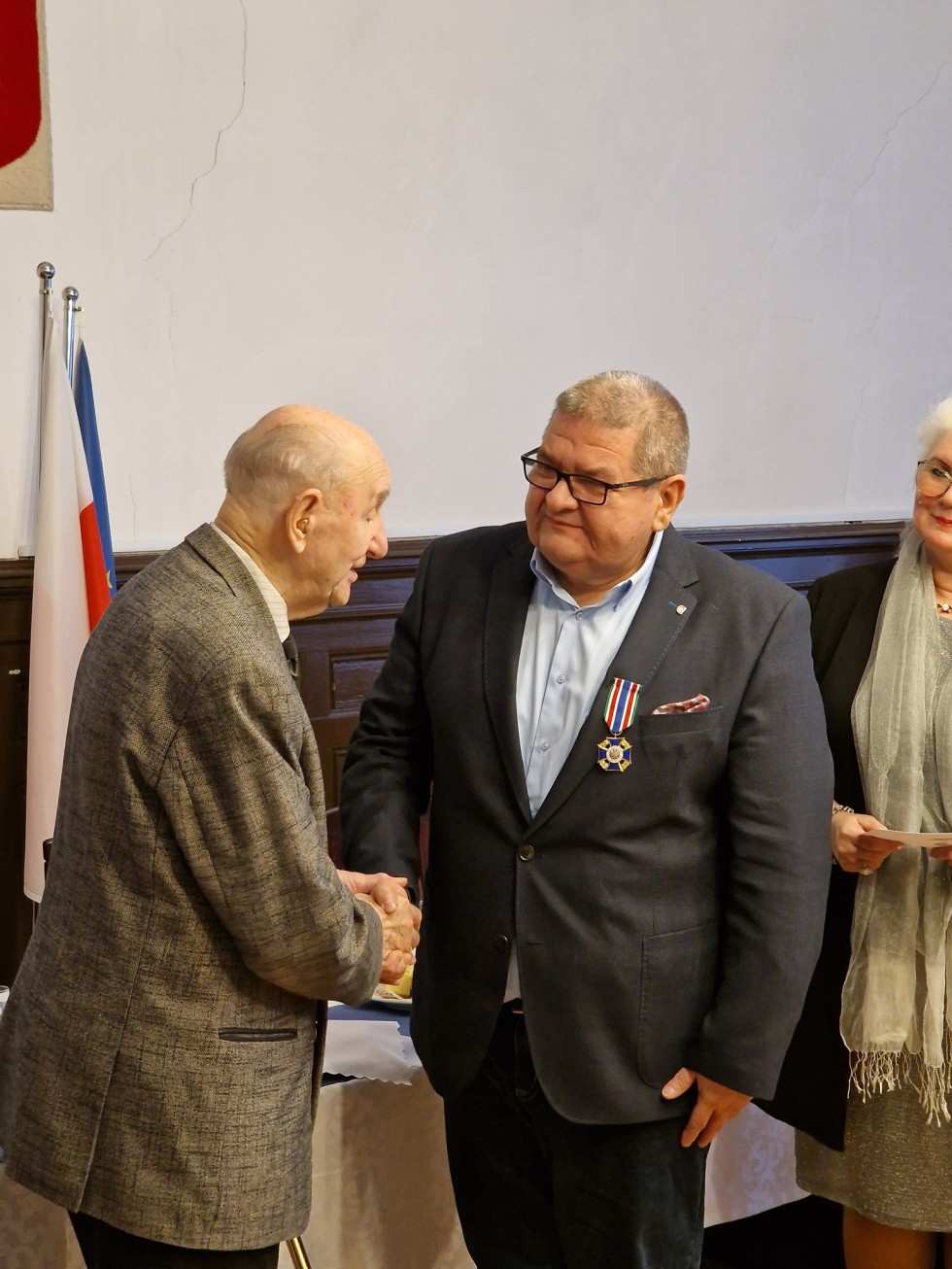 Malbork. Spotkanie Związku Kombatantów Rzeczypospolitej Polskiej i Byłych Więźniów Politycznych – wręczono medale i odznaczenia.