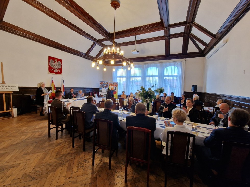 Malbork. Spotkanie Związku Kombatantów Rzeczypospolitej Polskiej i Byłych Więźniów Politycznych – wręczono medale i odznaczenia.