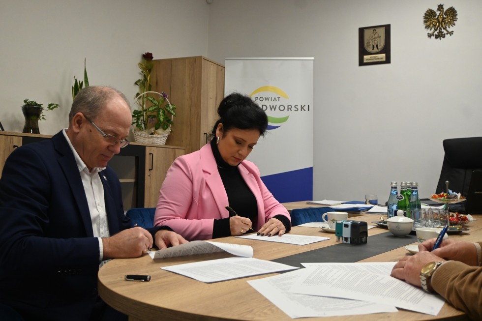 Powiat nowodworski. Wkrótce ruszy budowa chodnika w Tujsku – podpisano stosowną umowę.