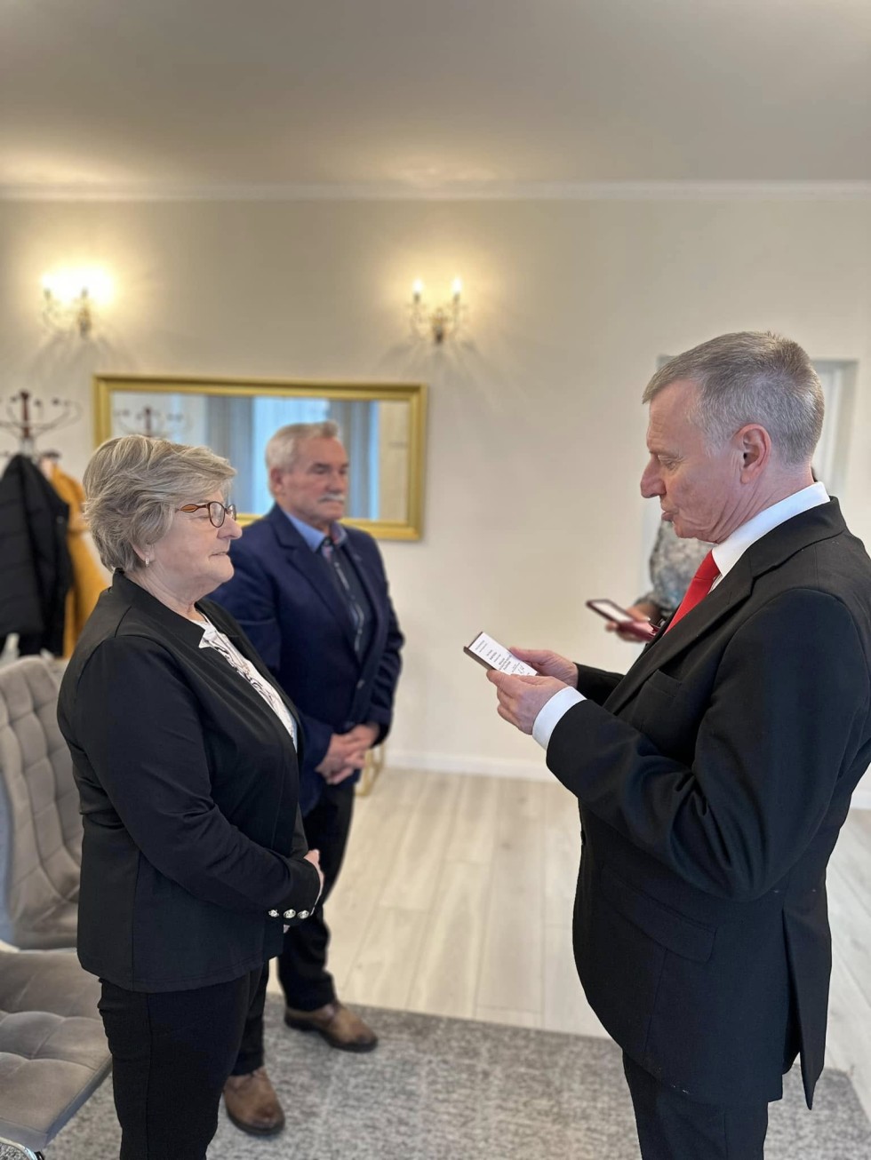 Nowy Dwór Gdański. Jubileusz 50-lecia pożycia małżeńskiego państwa Danuty i Tadeusza Bartnickich.