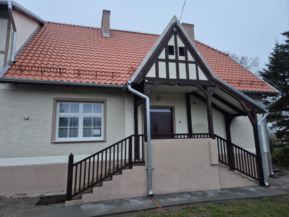 Gmina Miłoradz. Metamorfoza zabytkowego budynku w Pogorzałej Wsi.
