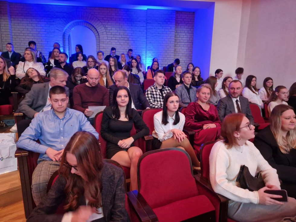 Stypendia marszałka za prawie milion złotych. Wśród ponad 300 najzdolniejszych, uczniowie z naszego regionu.