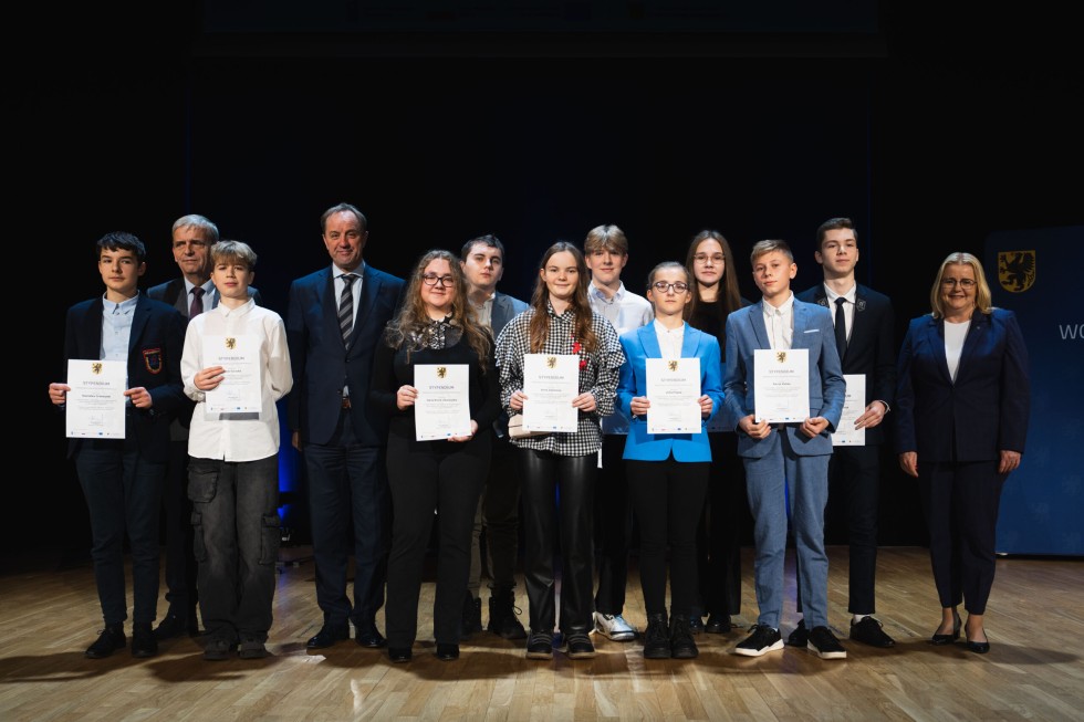 Stypendia marszałka za prawie milion złotych. Wśród ponad 300 najzdolniejszych, uczniowie z naszego regionu.