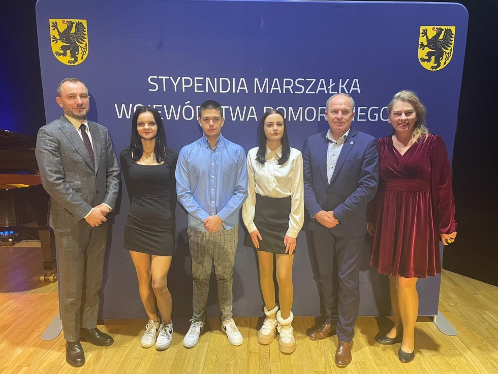 Stypendia marszałka za prawie milion złotych. Wśród ponad 300 najzdolniejszych, uczniowie z naszego regionu.