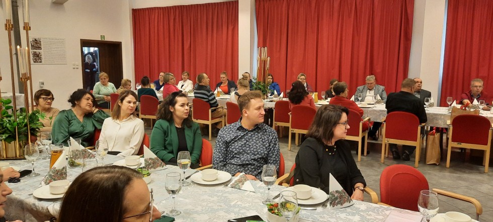 Nowy Dwór Gdański. Wigilijne spotkanie rodzin zastępczych i przedstawicieli rodzinnych domów dziecka.