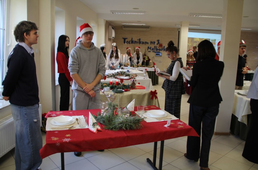 Malbork. Konkurs na najpiękniejszy tradycyjny stół zimowy w Technikum nr 3.