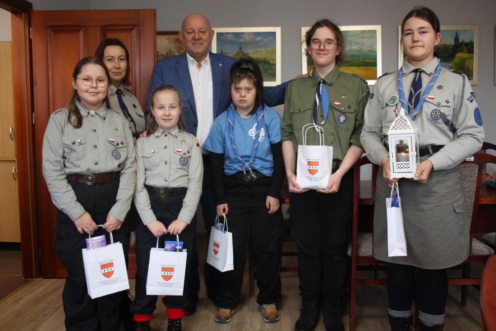 Betlejemskie Światło Pokoju dotarło do Starostwa Powiatowego w Sztumie.