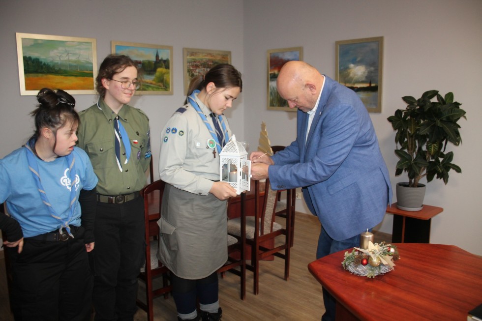Betlejemskie Światło Pokoju dotarło do Starostwa Powiatowego w Sztumie.