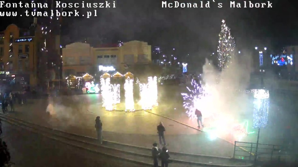 Mieszkańcy Malborka powitali Nowy 2025 Rok. Zobacz wideo i zdjęcia