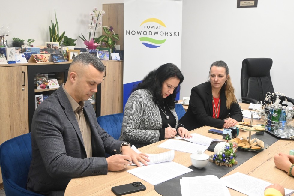 Powiat nowodworski. W Jantarze powstaną nowe miejsca postojowe – podpisano stosowną umowę.