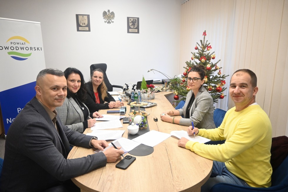 Powiat nowodworski. W Jantarze powstaną nowe miejsca postojowe – podpisano stosowną umowę.