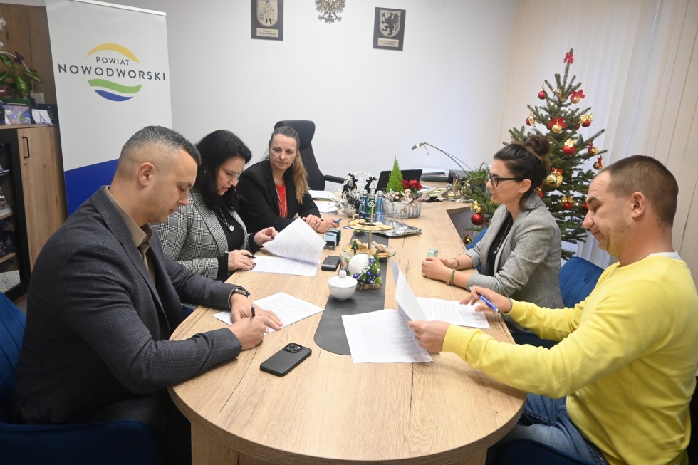 Powiat nowodworski. W Jantarze powstaną nowe miejsca postojowe – podpisano stosowną umowę.