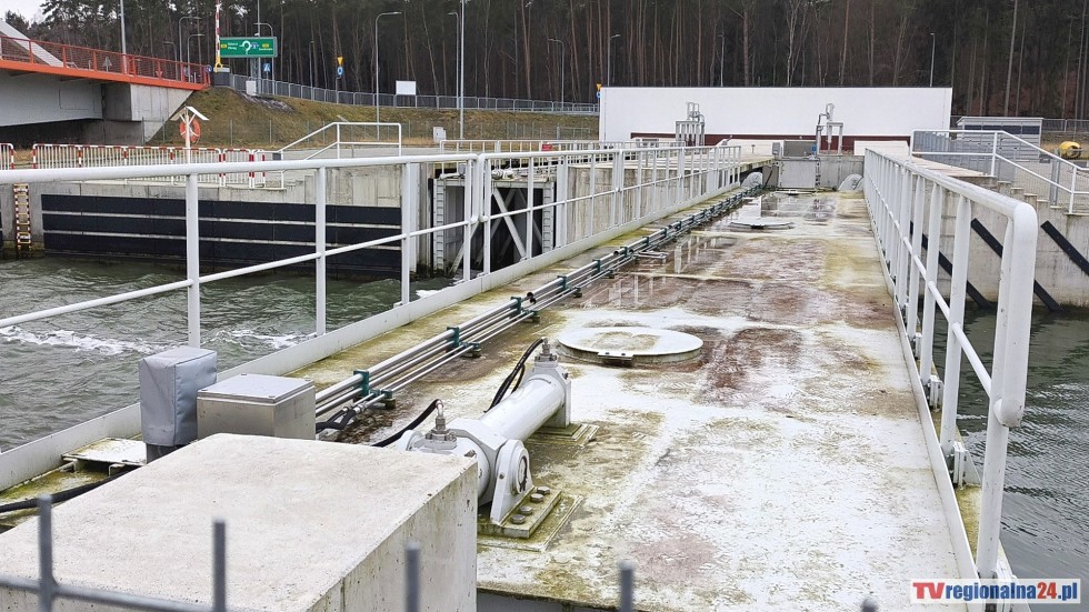Statek utknął na Przekopie Mierzei Wiślanej. Śluza nie działa, bo w sztormową pogodę w niedzielę woda wlała się do maszynowni.