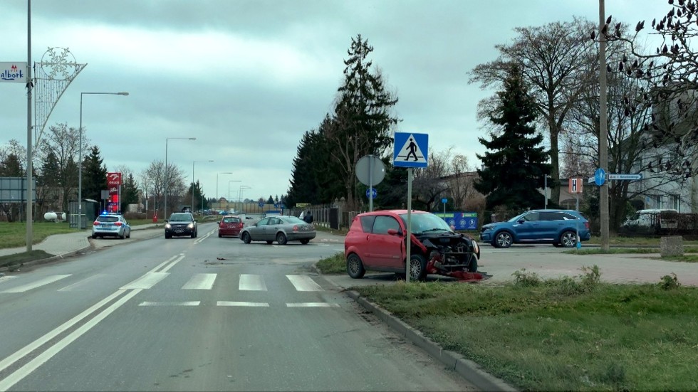 Kolizja osobówek na skrzyżowaniu ulic Kotarbińskiego i de Gaulle'a w Malborku.