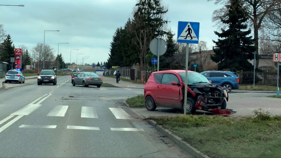 Kolizja osobówek na skrzyżowaniu ulic Kotarbińskiego i de Gaulle'a w Malborku.