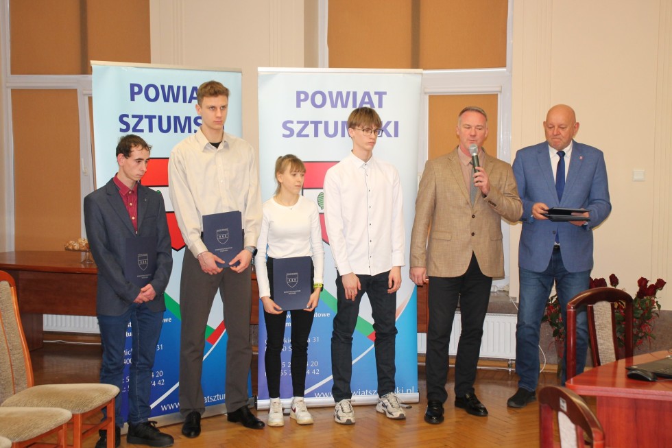 Wręczono stypendia i wyróżnienia dla najlepszych sportowców powiatu sztumskiego.